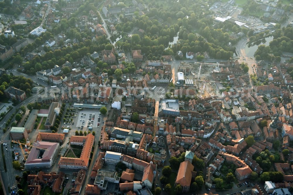Aerial photograph Stade - The city center in the downtown area in Stade in the state Lower Saxony. In the picture the new construction of the building complex of the shopping center GESCHAeFTSHAUS NEUER PFERDEMARKT in Stade in the state Lower Saxony. On the demolition surface of a former Hertie department store, the building contractor Baresel GmbH developed an attractive new building for the MATRIX Immobilien GmbH, based on designs by the architecture firm of Buttge