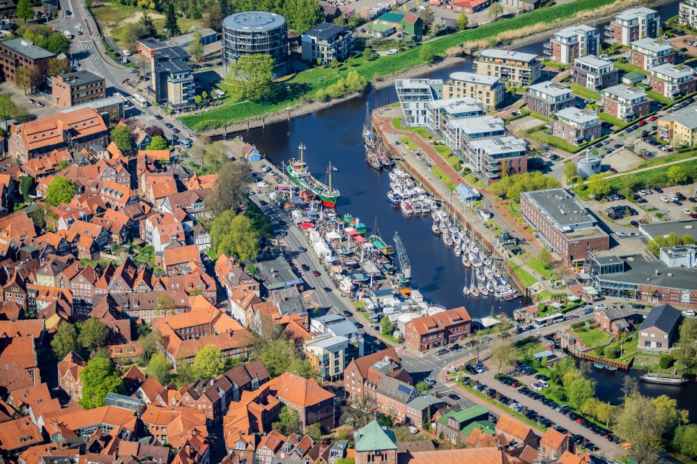 Stade from the bird's eye view: City center in the inner city area with the city harbor and Hafencity in Stade in the state of Lower Saxony, Germany