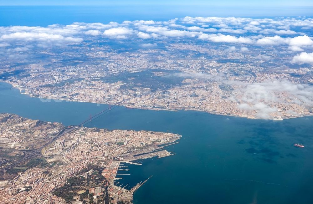 Aerial photograph Lisboa - City center in the city center on the beach shore Tajo - Atlantic Ocean in Lisboa in Portugal