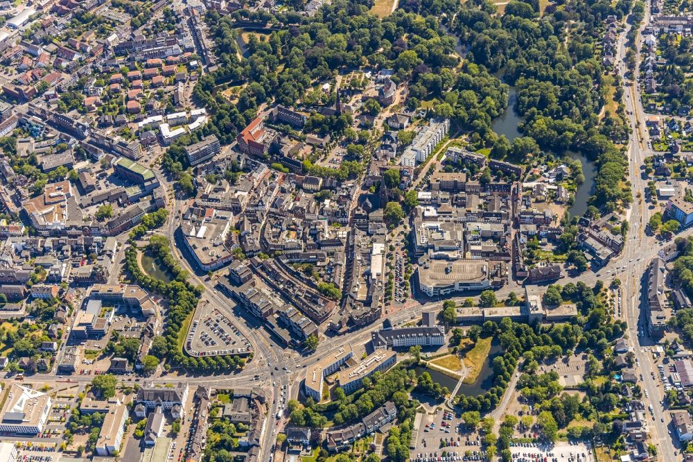 Aerial image Moers - City center in the downtown area with structures of a star-shaped fortification with ramparts and bastions and the Moerser Schlosspark in Moers in the state North Rhine-Westphalia, Germany