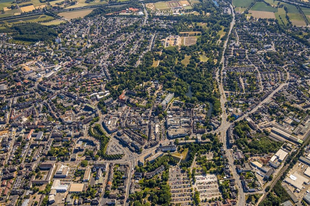 Moers from the bird's eye view: City center in the downtown area with structures of a star-shaped fortification with ramparts and bastions and the Moerser Schlosspark in Moers in the state North Rhine-Westphalia, Germany