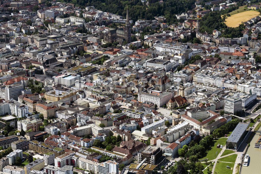 Aerial photograph Linz - City center in the downtown area on the banks of river course of the river Danube in Linz in Oberoesterreich, Austria