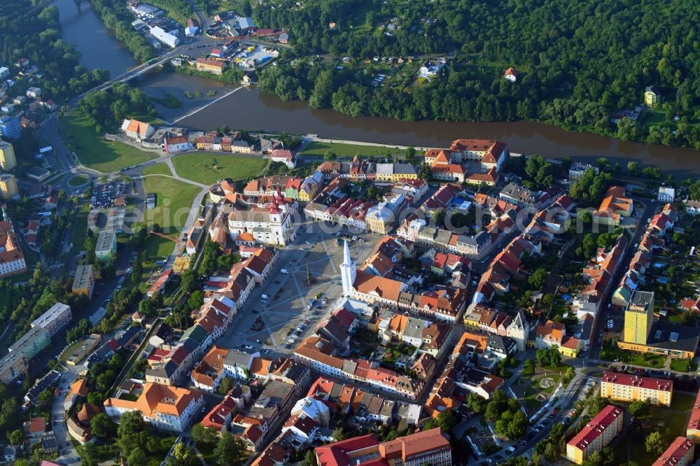 Aerial photograph Kadan - City center in the downtown area on the banks of river course of Eger in Kadan in Ustecky kraj - Aussiger Region, Czech Republic