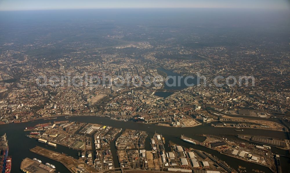 Aerial photograph Hamburg - City center in the downtown area on the banks of river course Elbe in Hamburg, Germany