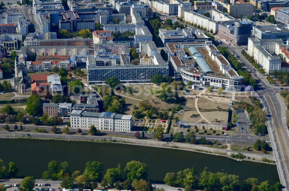 Aerial photograph Magdeburg - City center in the downtown area on the banks of river course of the River Elbe in Magdeburg in the state Saxony-Anhalt, Germany