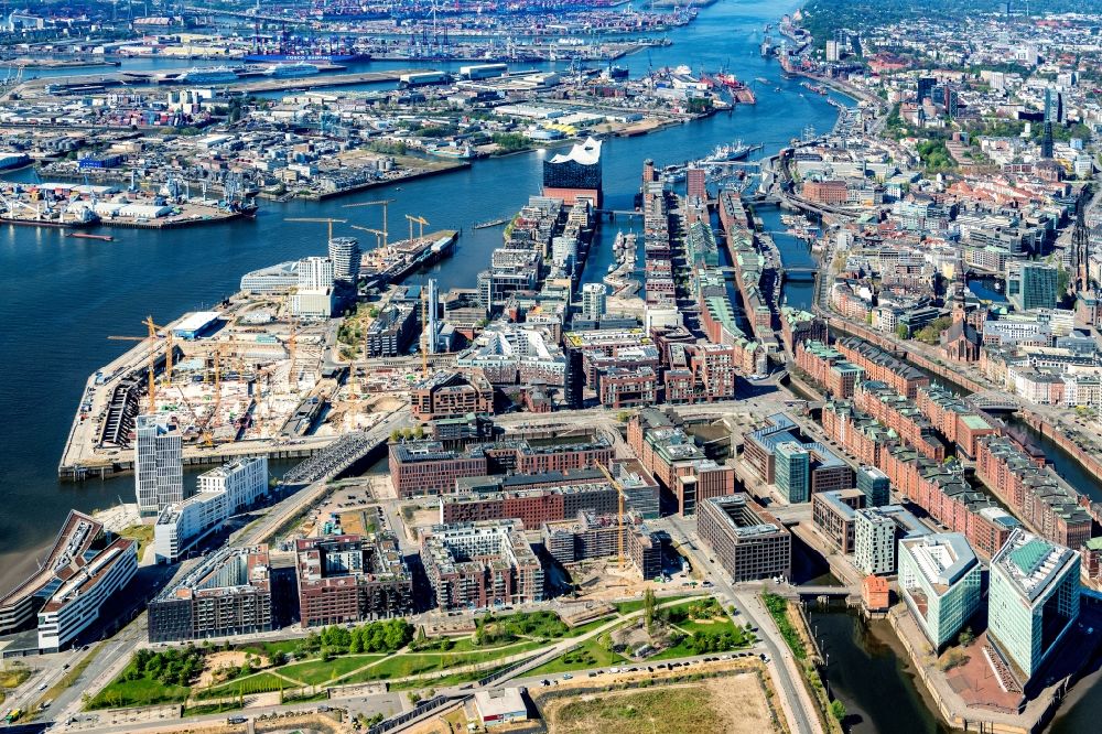 Hamburg from the bird's eye view: City center in the downtown area on the banks of river course of the River Elbe in the district HafenCity in Hamburg, Germany