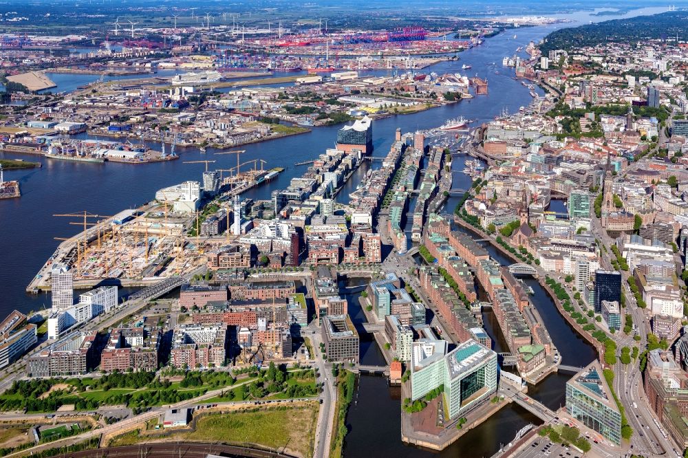 Aerial image Hamburg - City center in the downtown area on the banks of river course of the River Elbe in the district HafenCity in Hamburg, Germany
