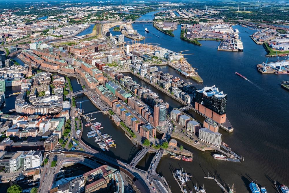 Aerial photograph Hamburg - City center in the downtown area on the banks of river course of the River Elbe in the district HafenCity in Hamburg, Germany