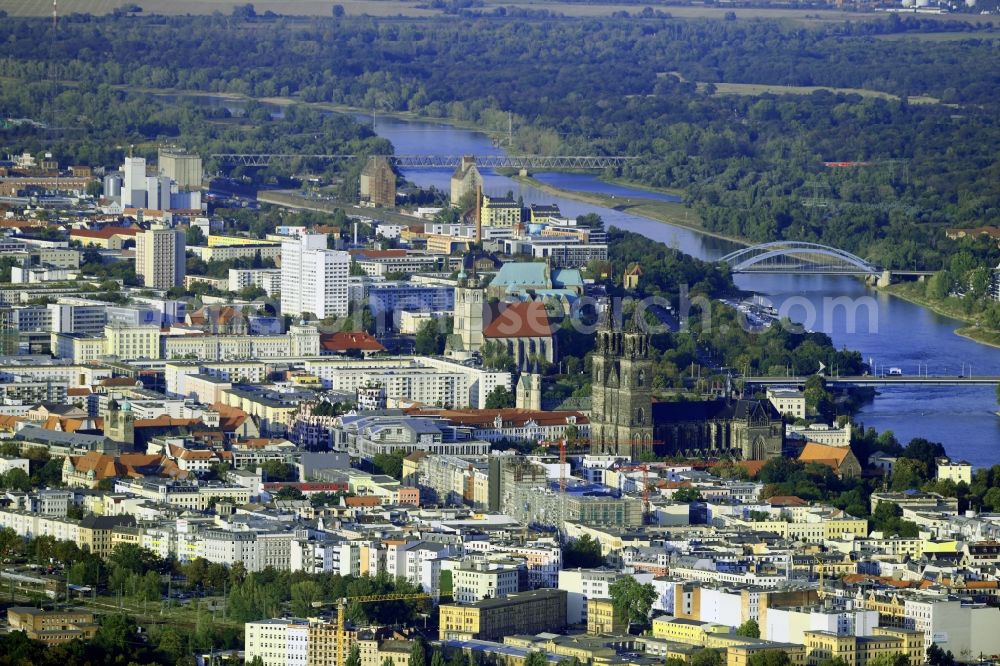 Magdeburg from the bird's eye view: City center in the downtown area on the banks of river course of the River Elbe in the district Zentrum in Magdeburg in the state Saxony-Anhalt, Germany