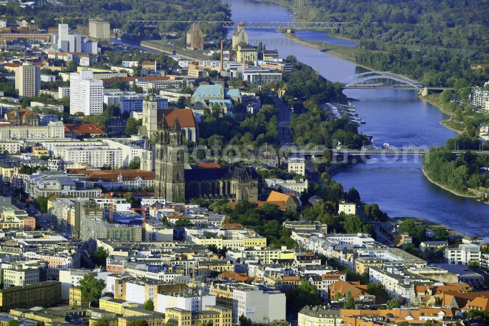 Aerial image Magdeburg - City center in the downtown area on the banks of river course of the River Elbe in the district Zentrum in Magdeburg in the state Saxony-Anhalt, Germany
