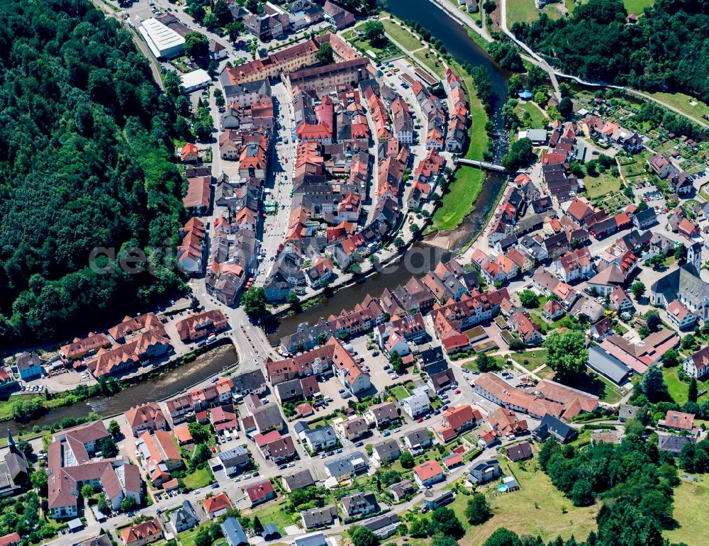 Wolfach from the bird's eye view: City center in the downtown area on the banks of river course Kinzig in Wolfach in the state Baden-Wuerttemberg, Germany