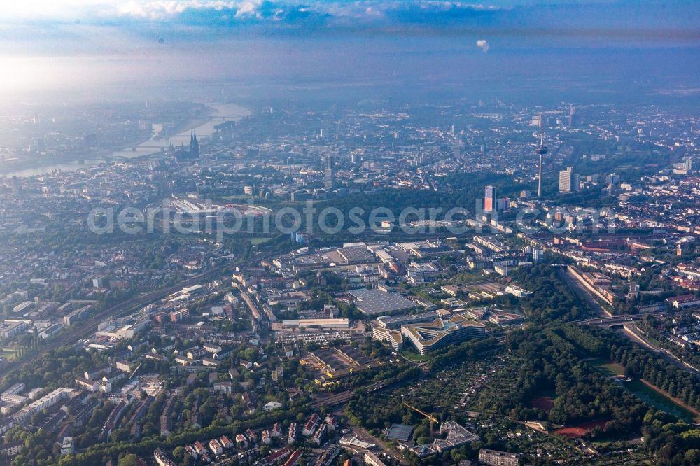 Aerial photograph Köln - City center in the downtown area on the banks of river course in Cologne in the state North Rhine-Westphalia, Germany