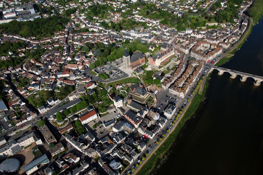 Gien from the bird's eye view: City center in the downtown area on the banks of river course Loire in Gien in Centre-Val de Loire, France