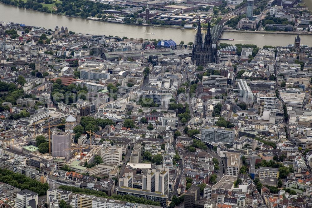 Aerial photograph Köln - City center in the downtown area on the banks of river course of the Rhine river in the district Altstadt in Cologne in the state North Rhine-Westphalia, Germany
