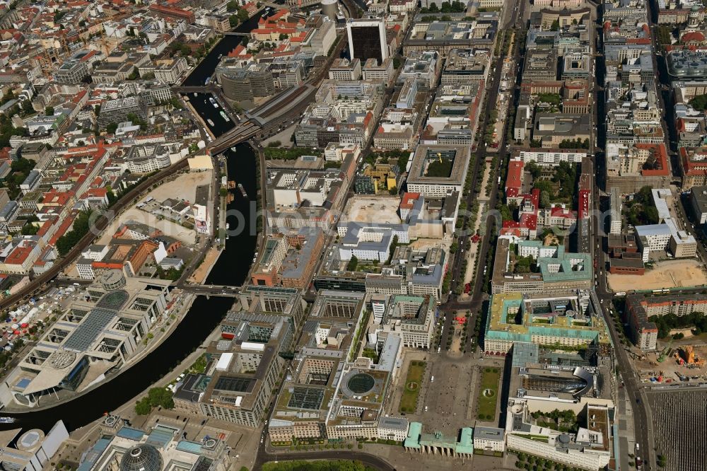 Aerial image Berlin - City center in the downtown area on the banks of river course of Spree on Friedrichstrasse - Unter den Linden - Pariser Platz in the district Mitte in Berlin, Germany