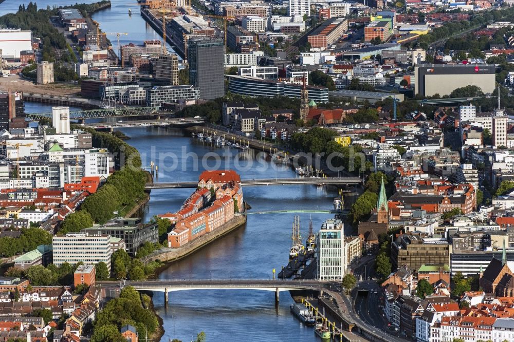 Aerial photograph Bremen - City center in the downtown area on the banks of river course of the Weser river in Bremen, Germany
