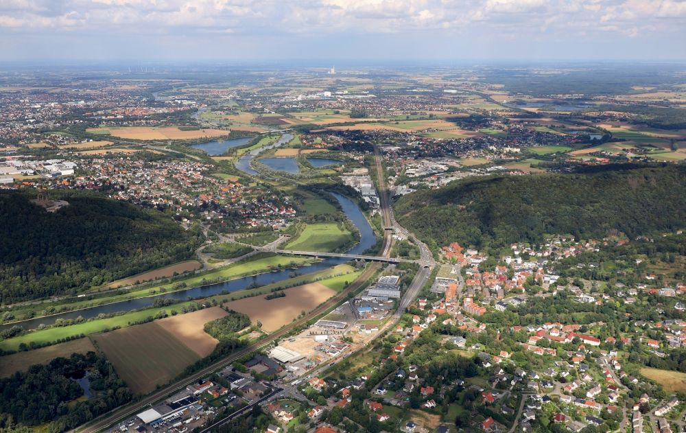 Aerial photograph Porta Westfalica - City center in the downtown area on the banks of river course of the Weser river in the district Holzhausen in Porta Westfalica in the state North Rhine-Westphalia, Germany