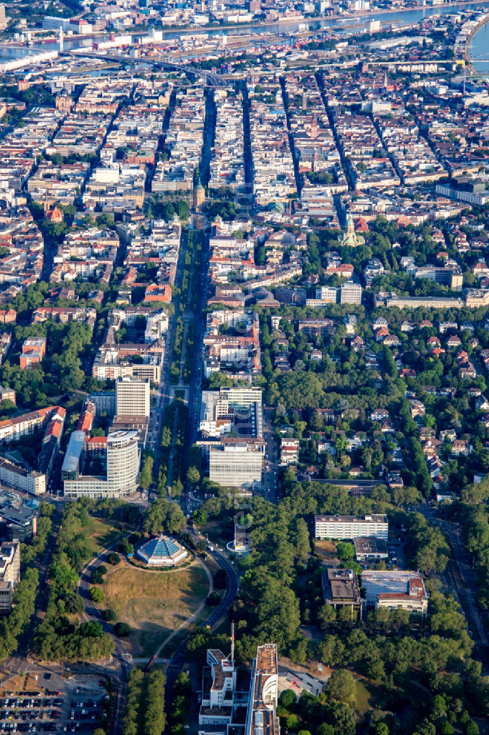 Aerial image Mannheim - The city center along the Augustaanlage to the river Rhine in the district Oststadt in Mannheim in the state Baden-Wuerttemberg, Germany