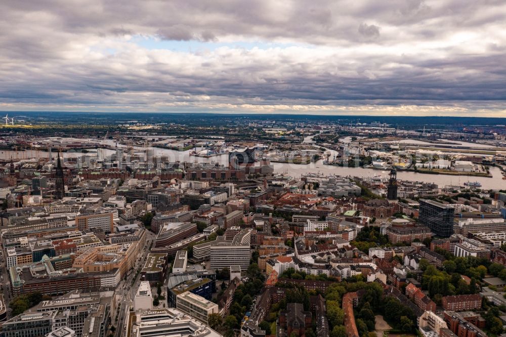 Aerial photograph Hamburg - Downtown area and old city centre in Hamburg. The foreground shows the Elbe riverbank areas, the background shows the Aussenalster lake