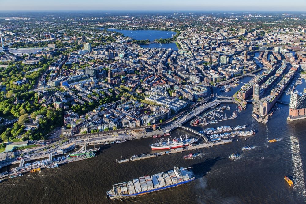 Aerial image Hamburg - Downtown area and old city centre on the riverbank of the Elbe in Hamburg. The foreground shows the Elbe riverbank areas, the background shows the Aussenalster lake