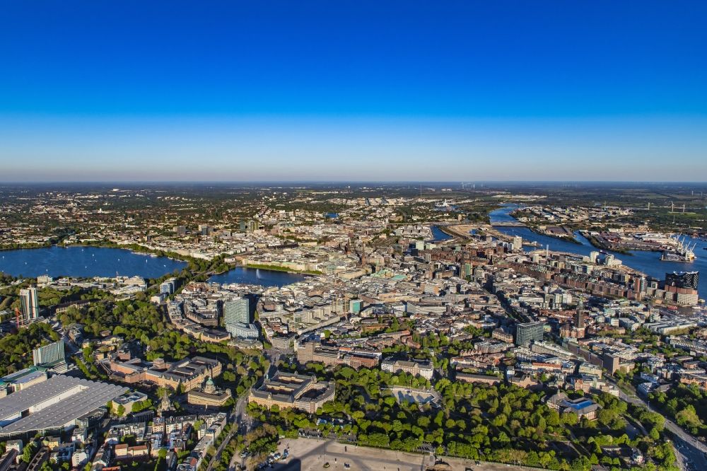 Aerial photograph Hamburg - Downtown area and old city centre on the riverbank of the Elbe in Hamburg. The foreground shows the Elbe riverbank areas, the background shows the Aussenalster lake