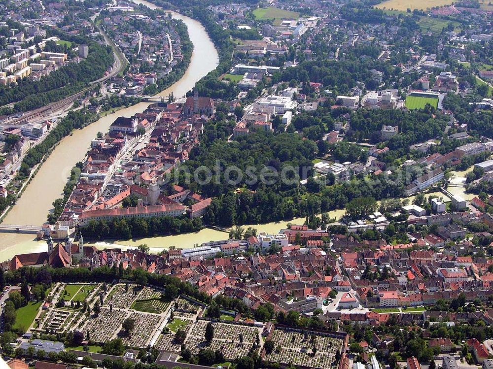 Steyr from above - Blick auf das historische Stadtzentrum mit Schloss von Steyr und dem Zusammenfluss der beiden Flüsse Steyr und Enns in Österreich
