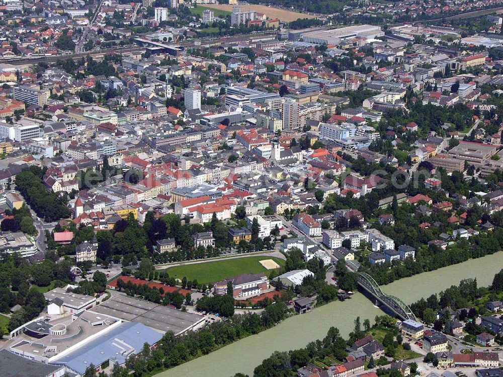 Wels (Österreich) from the bird's eye view: Blick auf das Stadtzentrum von Wels und die Traun in Österreich