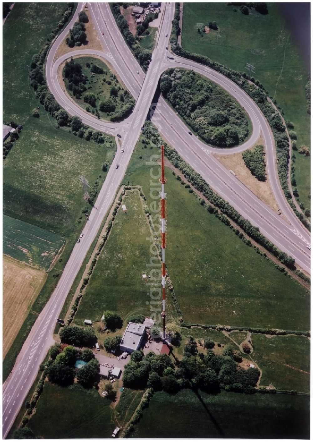 Göttelborn from the bird's eye view: Steel mast funkturm and transmission system as basic network transmitter in Goettelborn in the state Saarland