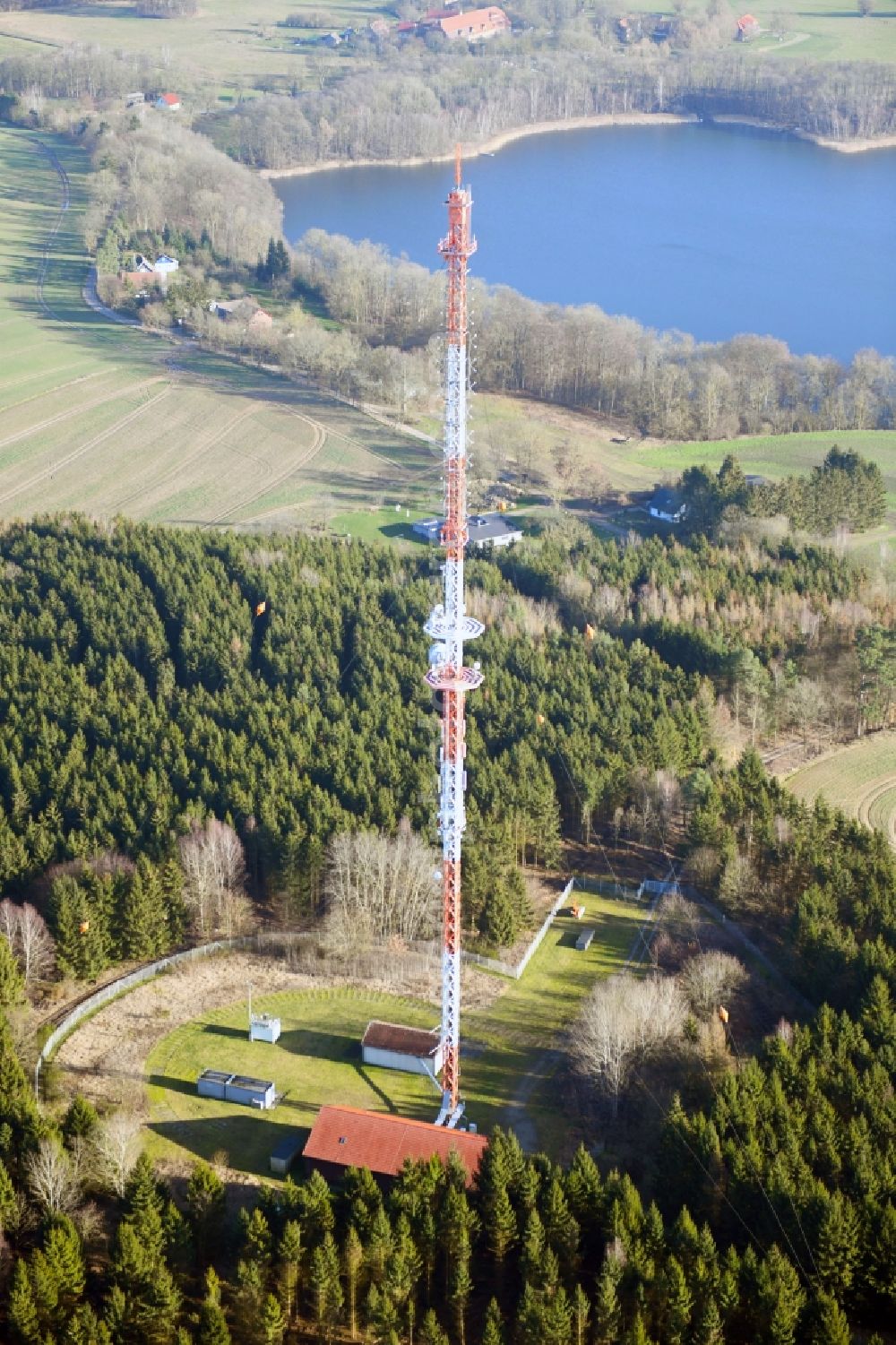 Aerial image Leizen - Steel mast funkturm and transmission system as basic network transmitter Sender Roebel-Woldzegarten in Leizen in the state Mecklenburg - Western Pomerania, Germany