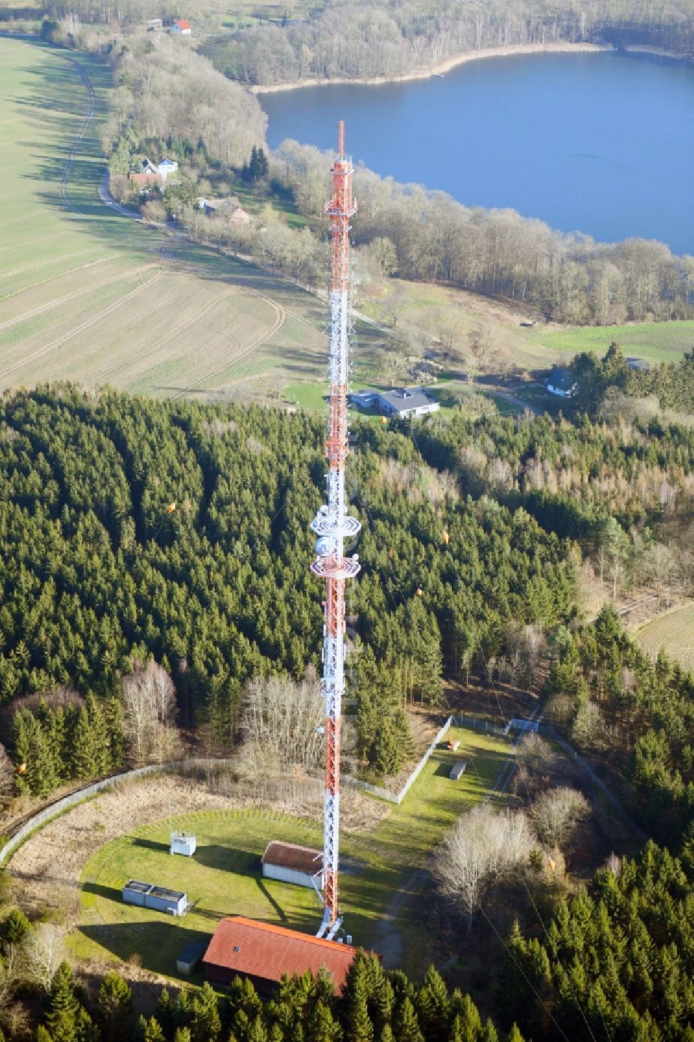 Aerial photograph Leizen - Steel mast funkturm and transmission system as basic network transmitter Sender Roebel-Woldzegarten in Leizen in the state Mecklenburg - Western Pomerania, Germany