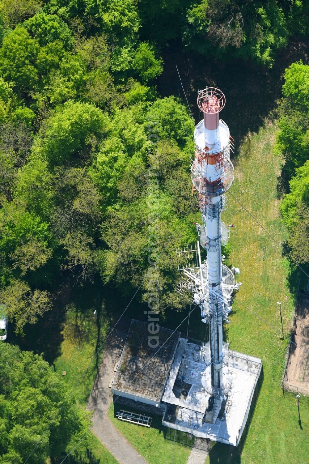 Aerial photograph Kleve - Steel mast funkturm and transmission system as basic network transmitter WDR Westdeutscher Rundfunk on Klever Berg in Kleve in the state North Rhine-Westphalia, Germany