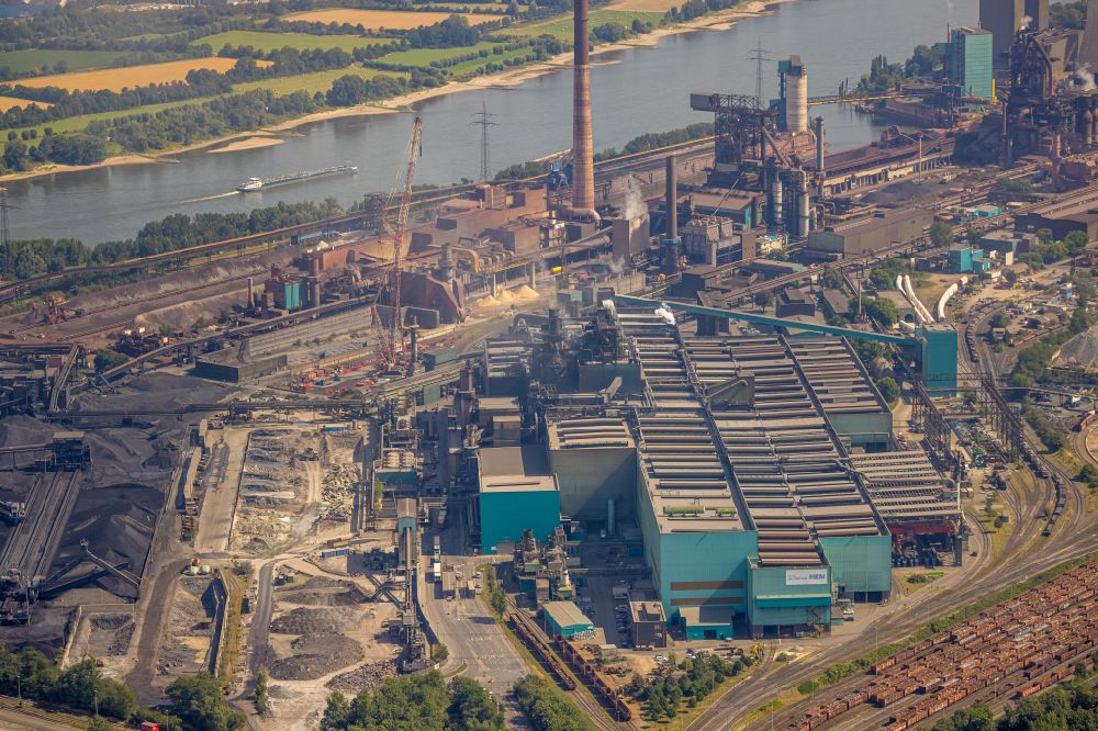 Aerial photograph Duisburg - Technical equipment and production facilities of the steelworks of Huettenwerke Krupp Mannesmann GmbH on Ehinger Strasse in Duisburg at Ruhrgebiet in the state North Rhine-Westphalia, Germany