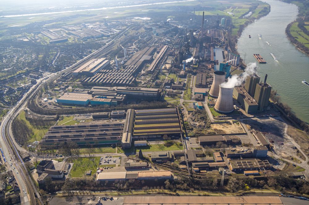 Duisburg from the bird's eye view: Technical equipment and production facilities of the steelworks of Huettenwerke Krupp Mannesmann GmbH on Ehinger Strasse in the district Huettenheim in Duisburg at Ruhrgebiet in the state North Rhine-Westphalia, Germany