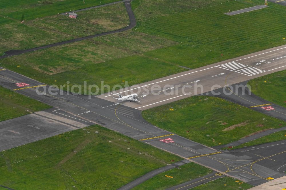 Aerial photograph Düsseldorf - Runway on the grounds of the airport in Duesseldorf at Ruhrgebiet in the state North Rhine-Westphalia