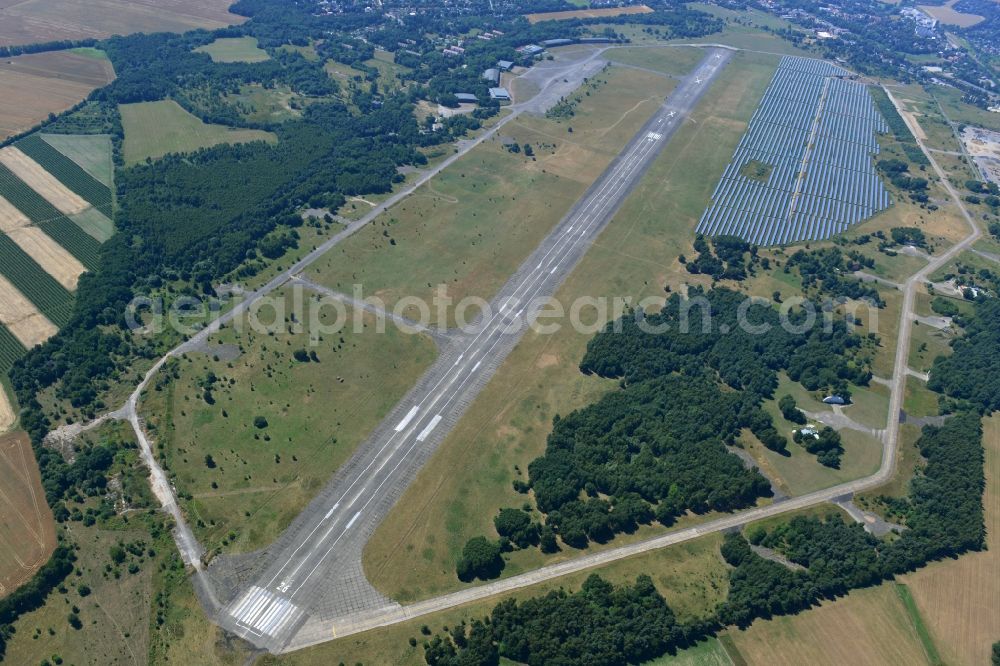 Aerial photograph Werneuchen - Start and runway with taxiways and shelters on the grounds of the airport in Brandenburg Werneuchen