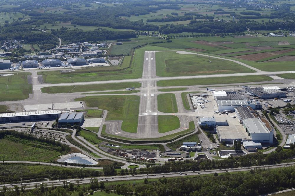 Saint-Louis from the bird's eye view: Runway Rwy26 and aircraft maintenance facilities of JetAviation at the airport of Euro Airport Basel-Mulhouse-Freiburg in Saint-Louis in France