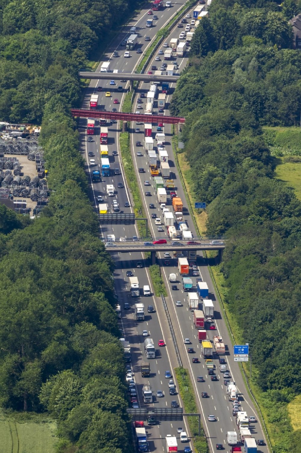 Recklinghausen from the bird's eye view: Traffic jam on the A2, western of the junction Recklinghausen due to the blocking of the south directional lane of the A43 due to storm damage in the state North Rhine-Westphalia