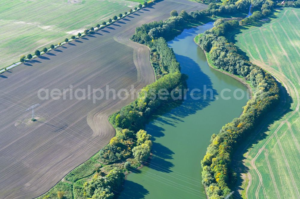 Brohm from the bird's eye view: Impoundment and shore areas at the lake Brohmer Stausee in Brohm in the state Mecklenburg - Western Pomerania, Germany