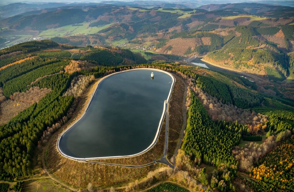 Finnentrop from the bird's eye view: Impoundment and shore areas at the lake of Pumpspeicherwerk Roenkhausen in Finnentrop in the state North Rhine-Westphalia, Germany