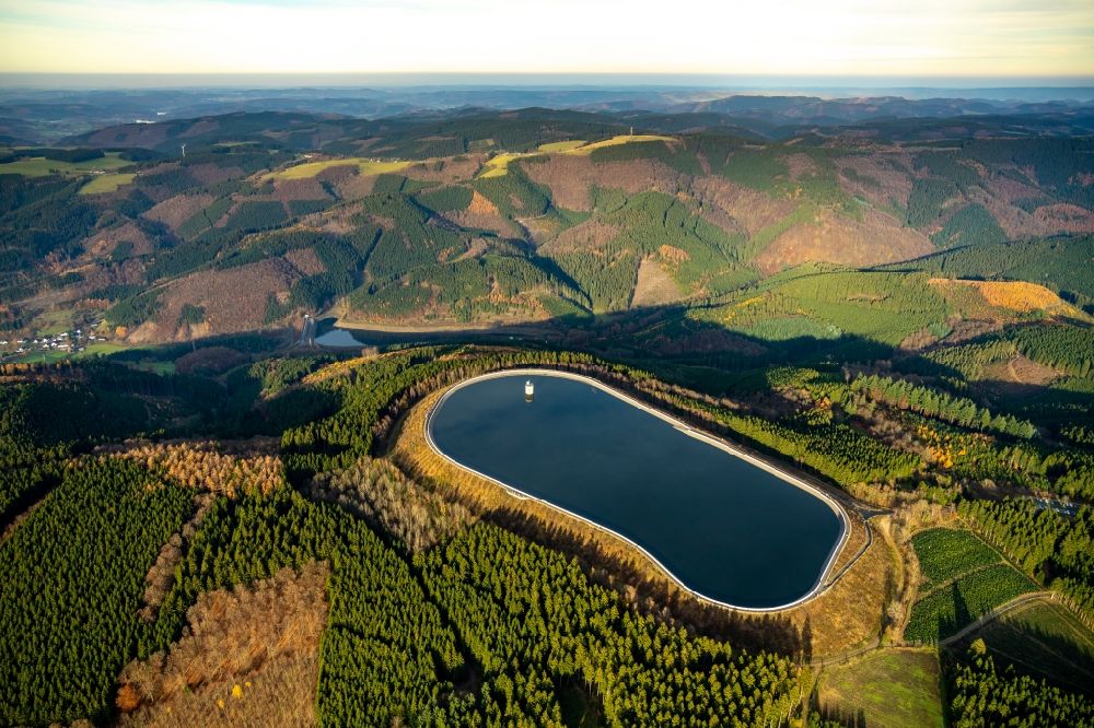 Aerial photograph Finnentrop - Impoundment and shore areas at the lake of Pumpspeicherwerk Roenkhausen in Finnentrop in the state North Rhine-Westphalia, Germany