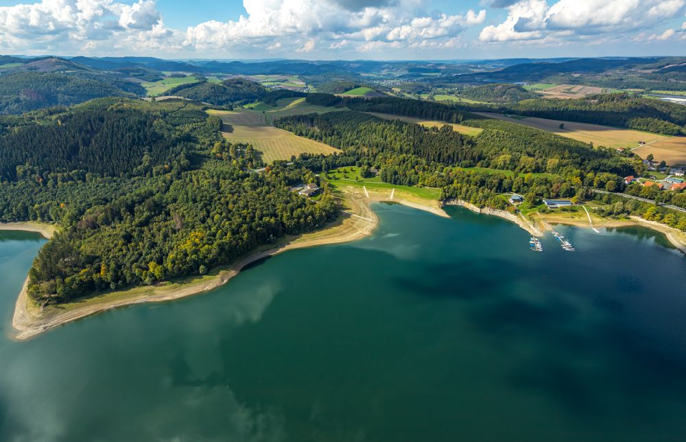 Aerial photograph Meschede - Impoundment and shore areas at the lake Hennesee in Meschede in the state North Rhine-Westphalia, Germany