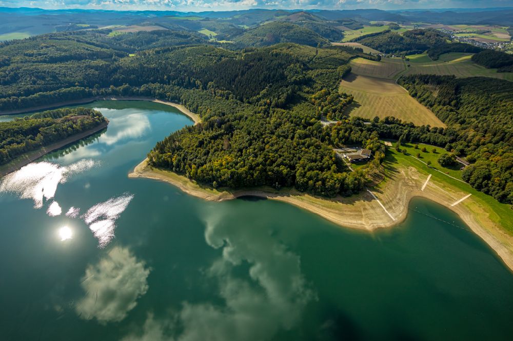 Meschede from the bird's eye view: Impoundment and shore areas at the lake Hennesee in Meschede in the state North Rhine-Westphalia, Germany