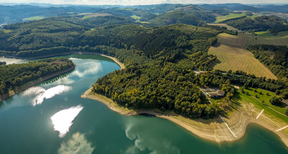 Aerial image Meschede - Impoundment and shore areas at the lake Hennesee in Meschede in the state North Rhine-Westphalia, Germany