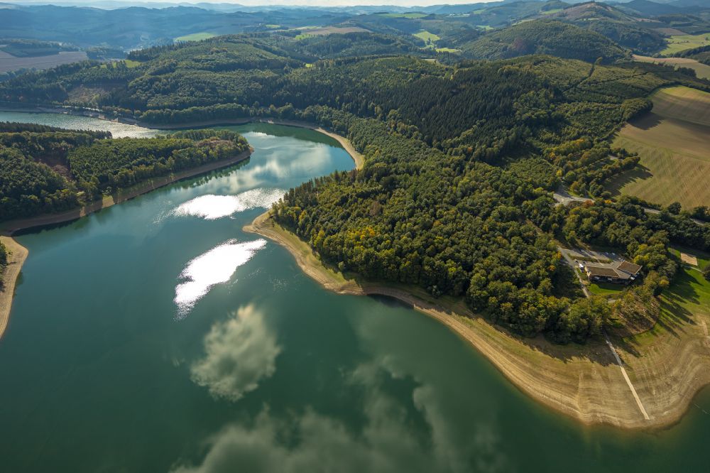 Aerial photograph Meschede - Impoundment and shore areas at the lake Hennesee in Meschede in the state North Rhine-Westphalia, Germany