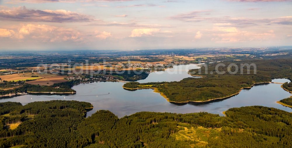 Aerial photograph Möhnesee - Impoundment and shore areas at the lake Moehnesee in the state North Rhine-Westphalia, Germany