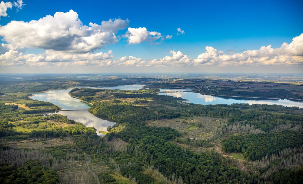 Möhnesee from the bird's eye view: Impoundment and shore areas at the lake Heve in Moehnesee in the state North Rhine-Westphalia, Germany