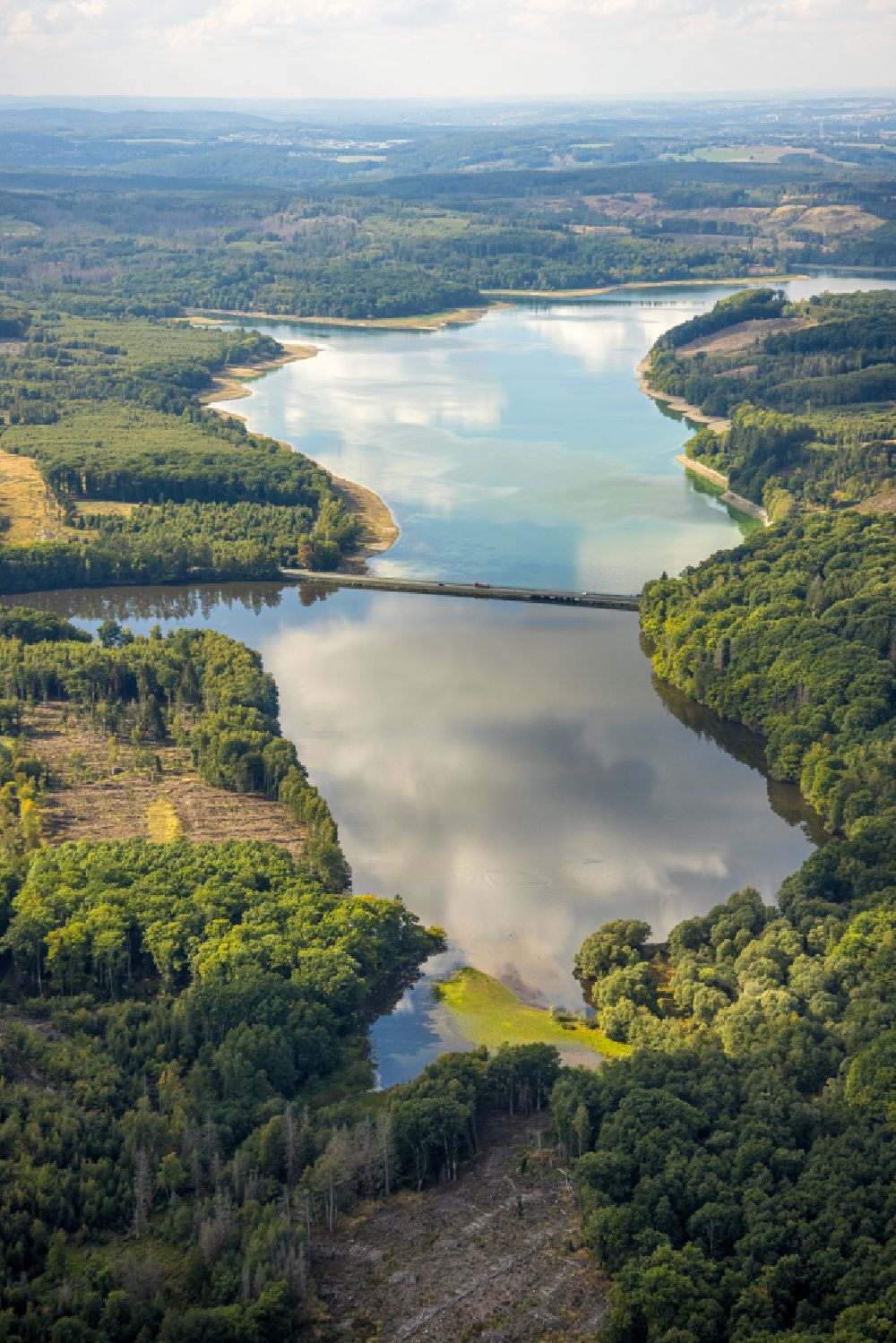 Aerial photograph Möhnesee - Impoundment and shore areas at the lake Heve in Moehnesee in the state North Rhine-Westphalia, Germany