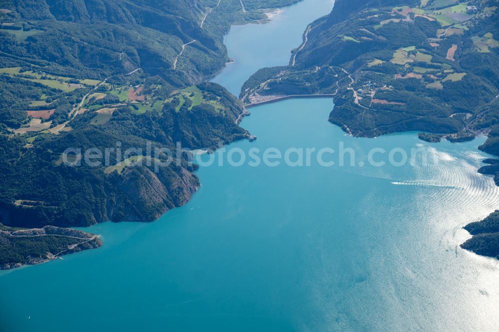 Aerial image Le Sauze-du-Lac - Impoundment and shore areas at the lake Lac de Serre-Poncon in Le Sauze-du-Lac in Provence-Alpes-Cote d'Azur, France