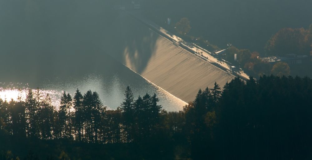 Aerial photograph Attendorn - Dam of Lake Biggesee in autumnal low sunlight in Attendorn in the state of North Rhine-Westphalia. The wall is located in the South of Attendorn