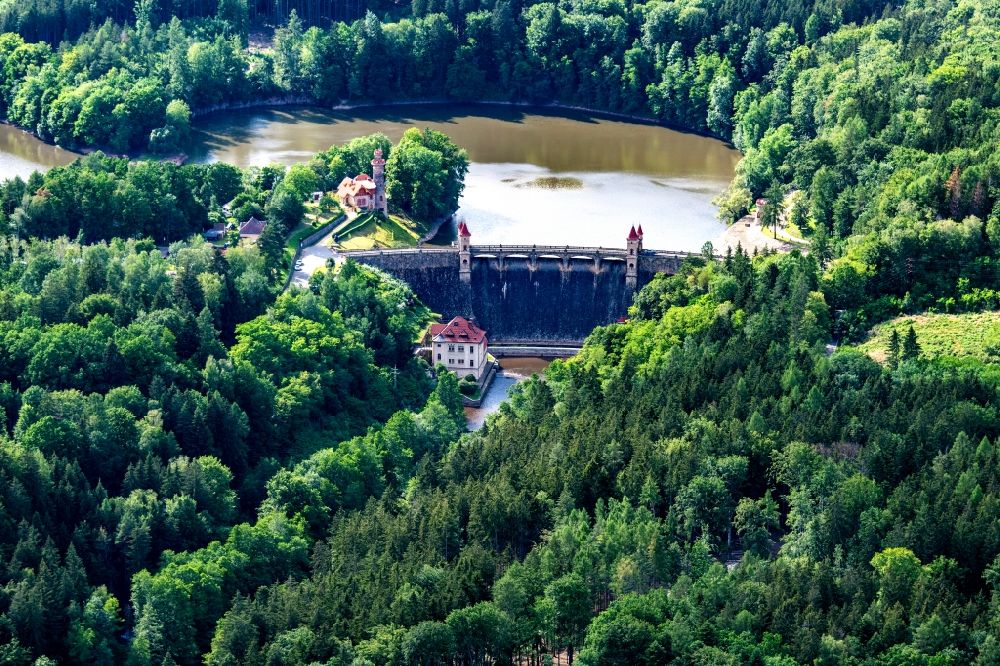 Nemojov, CZ from the bird's eye view: Dam wall at the reservoir Koenigreich Wald-Damm in Nemojov, CZ in Kralovehradecky kraj, Czech Republic